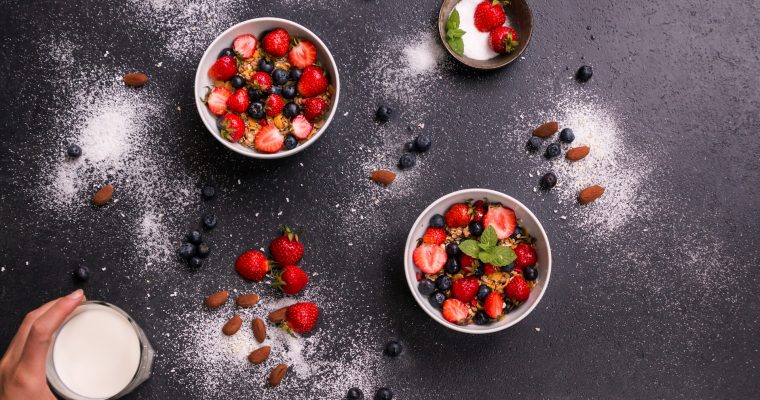 Frischkäse-Beeren-Kuchen mit Keksbröselboden