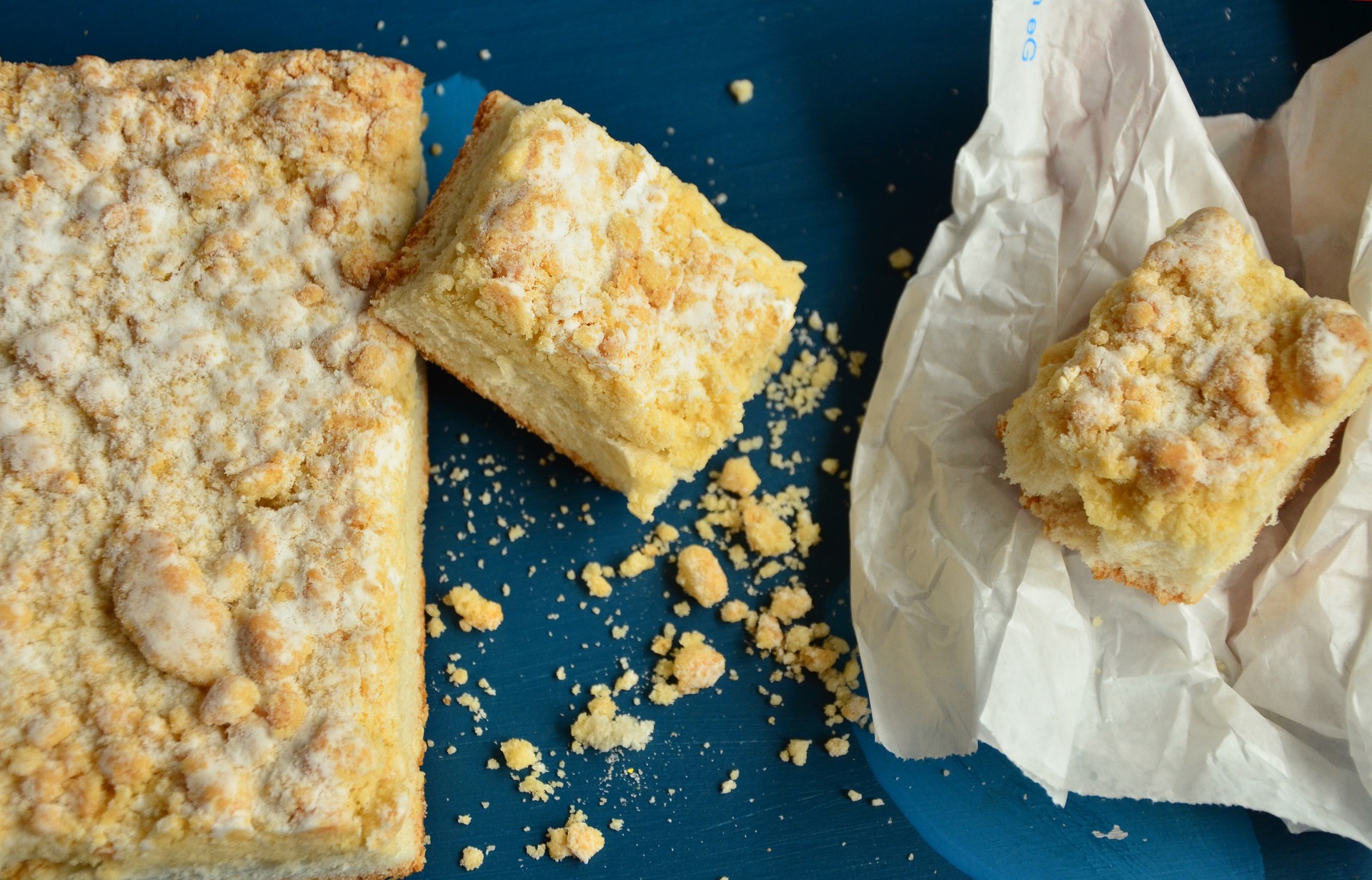 Rhabarberkuchen mit Mandelstreuseln