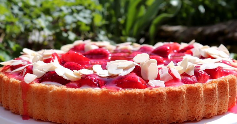 Mandelkuchen mit Erdbeeren