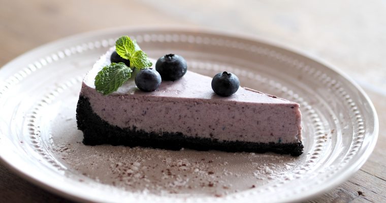 Farbenfroh: Lila Käsekuchen mit Blaubeeren